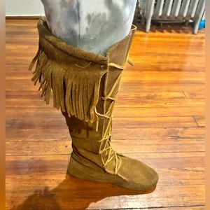 Minnetonka Women Tan Leather Fringed Lace Up
Moccasin Boots